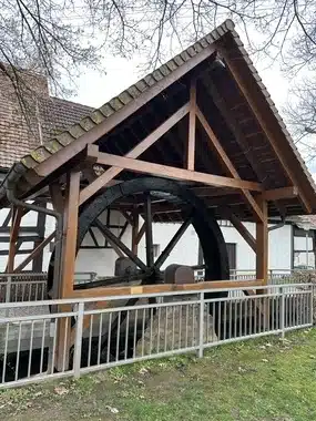 Historisches Wasserrad in Haueneberstein – restauriertes Mühlenrad unter Holzdach am Heimatmuseum in Baden-Baden.