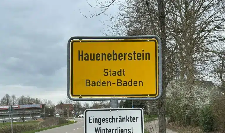 Ortsschild Haueneberstein – Ortsteil der Stadt Baden-Baden am Rande des Schwarzwalds.