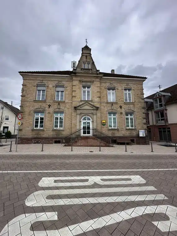 Rathaus Haueneberstein im Neorenaissancestil – erbaut 1889 aus gelblichem Sandstein, Ortszentrum von Baden-Baden Haueneberstein.