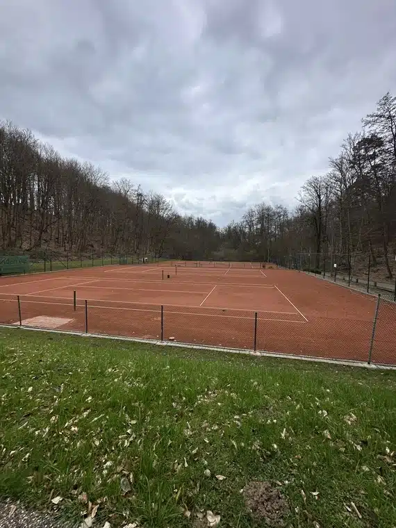 Tennisplätze des TC Eberstein Haueneberstein – Sandplätze direkt am Waldrand in Baden-Baden.