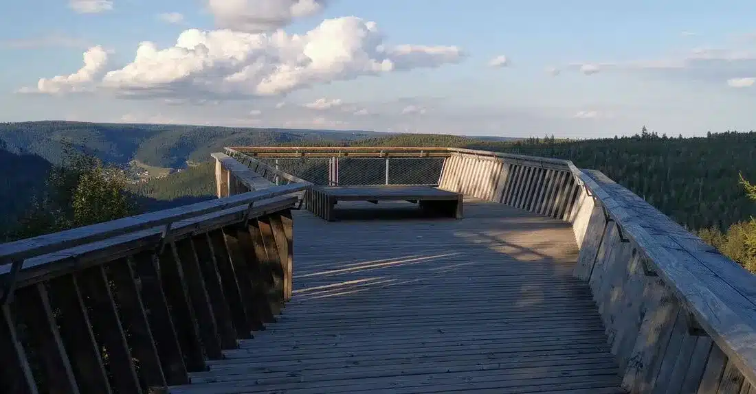 Aussichtsplattform am Kniebis mit Panoramablick über die Schwarzwaldhochstraße