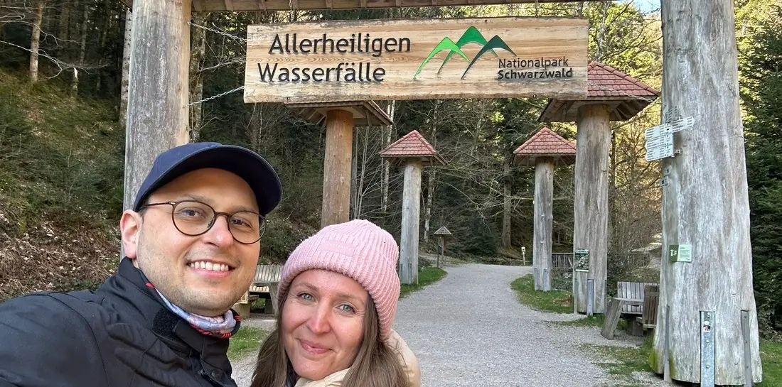 Sandra und Alex am Eingang der Allerheiligen Wasserfälle im Schwarzwald