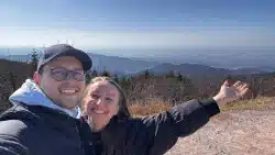 Sandra und Alex auf dem Gipfel der Hornisgrinde mit Panoramablick über den Nordschwarzwald und die Rheinebene.