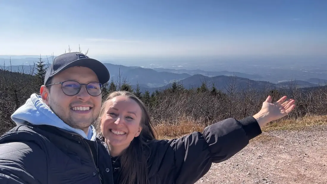 Sandra und Alex auf dem Gipfel der Hornisgrinde mit Panoramablick über den Nordschwarzwald.