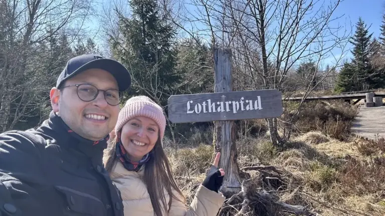 Sandra und Alex beim Lotharpfad im Schwarzwald.