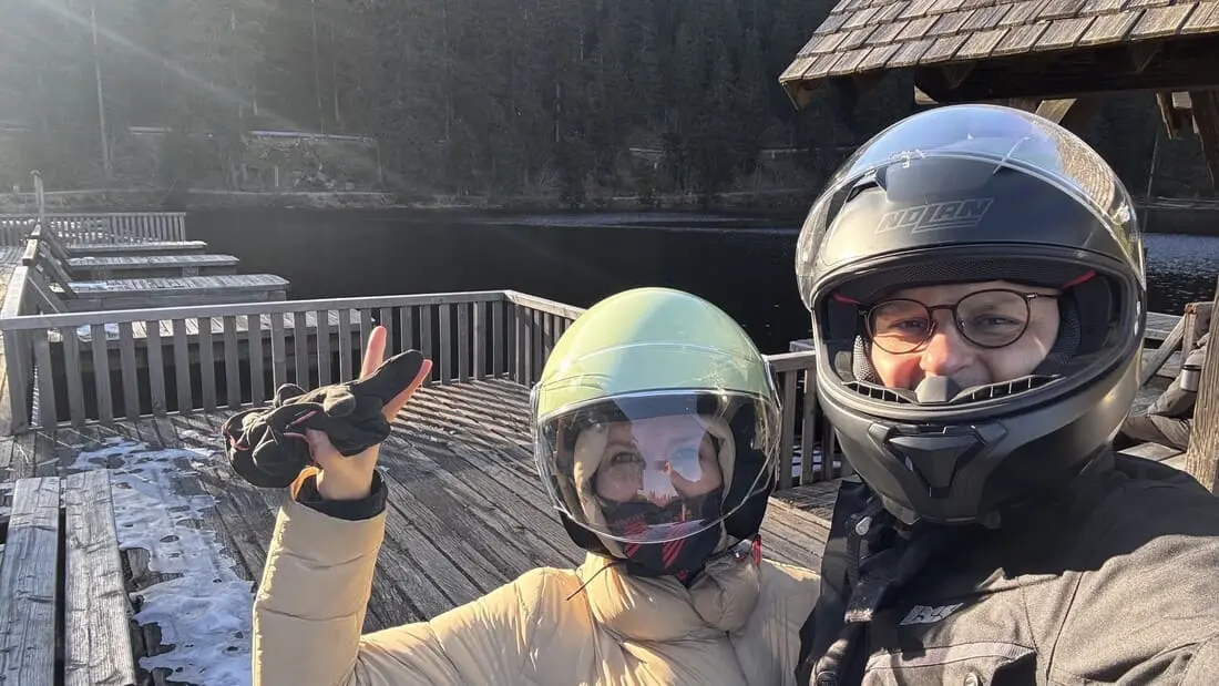 Sandra und Alex mit Helmen am Holzsteg des Mummelsees im März 2026