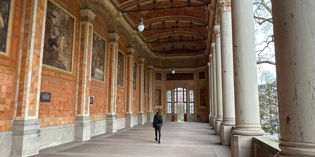Der 90 Meter lange Wandelgang der Trinkhalle Baden-Baden mit korinthischen Säulen